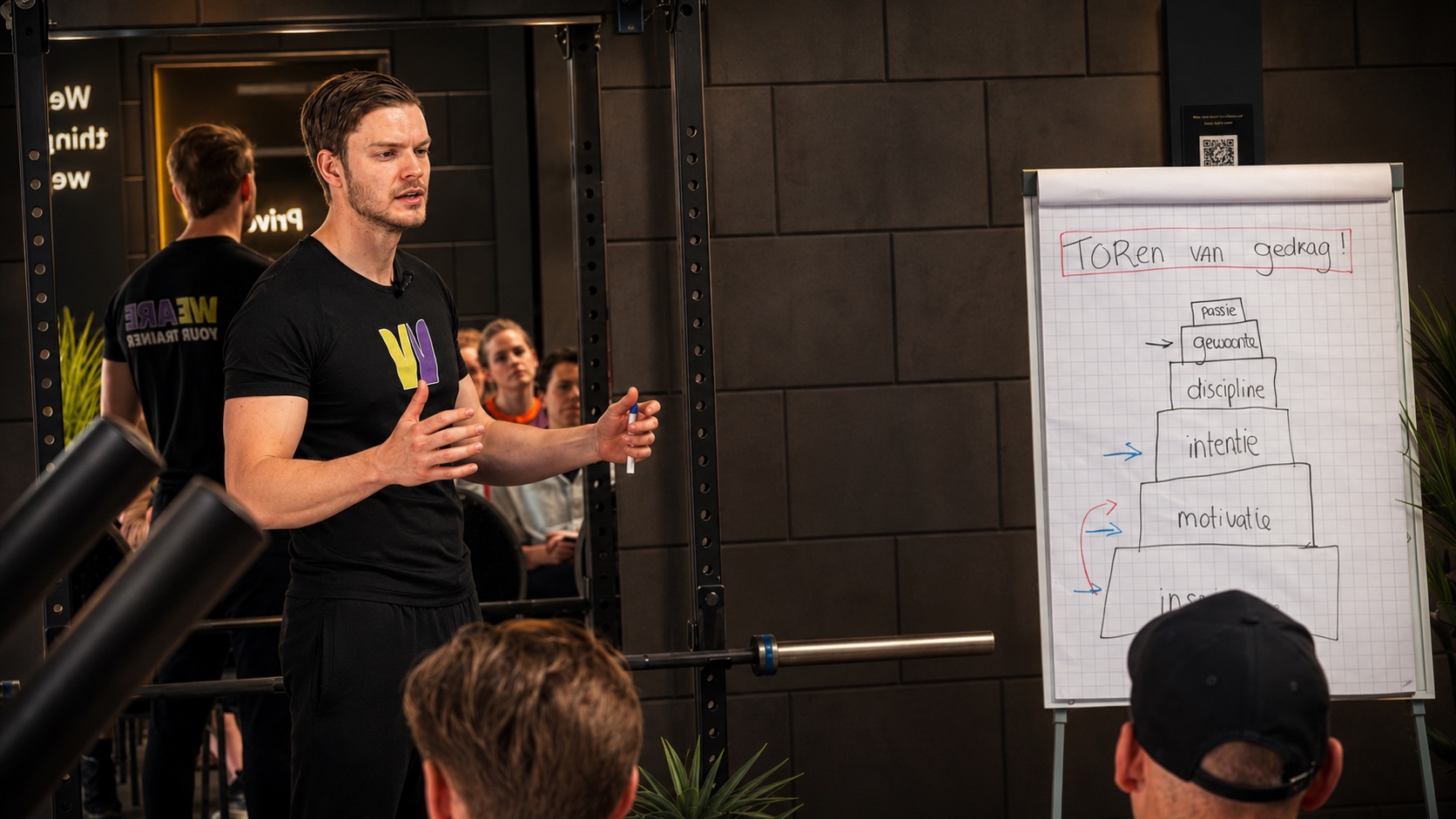 Brayen geeft uitleg op het whiteboard tijdens de masterclass